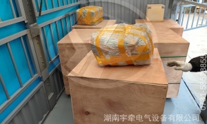 一批礦用湘潭電機車配件裝車發(fā)往國外